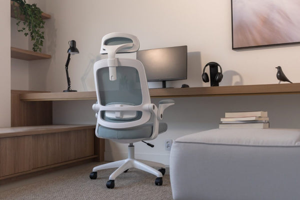 Uma cadeira branca e cinza, indicada para pessoa baixa, em um espaço de home office.