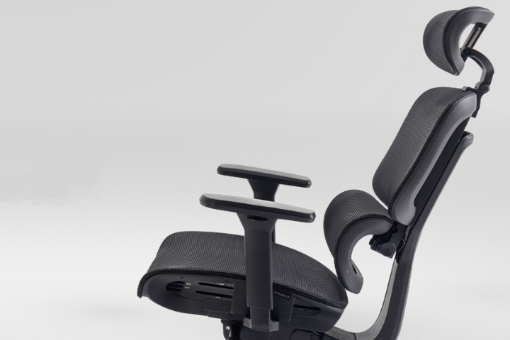 A imagem mostra uma cadeira Elements Sophy preta de perfil.