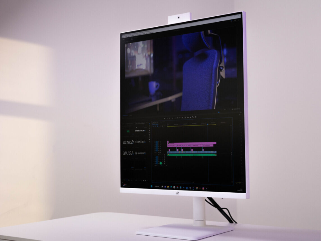 Monitor 2030 XTi da Elements sobre uma mesa.