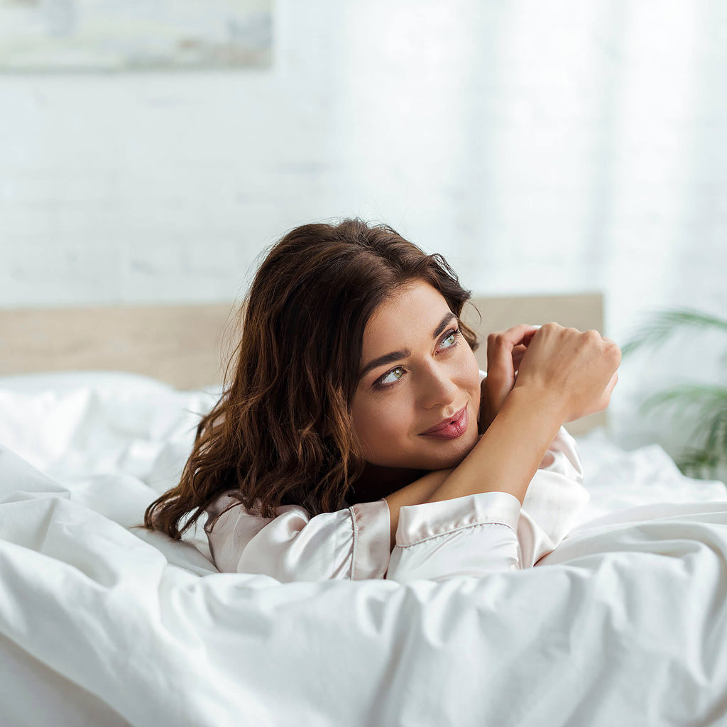 une femme dans un lit