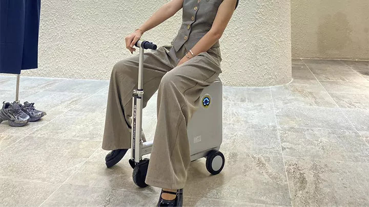 une jeune fille monte sur une valise intelligente airwheel bagages airhweelshop.com