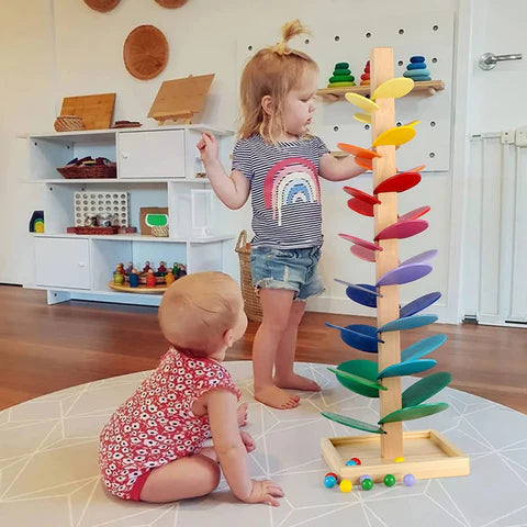 Enfants qui jouent avec la tour Montessori