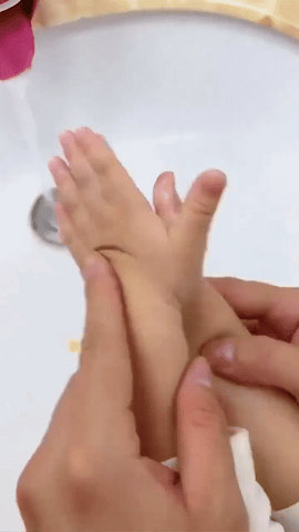 main enfant utilisant le savon portable