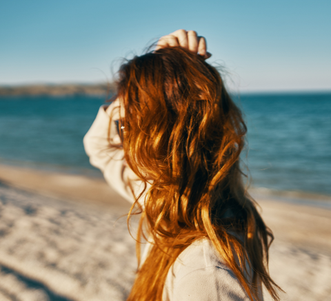 femme cheveux à la mer