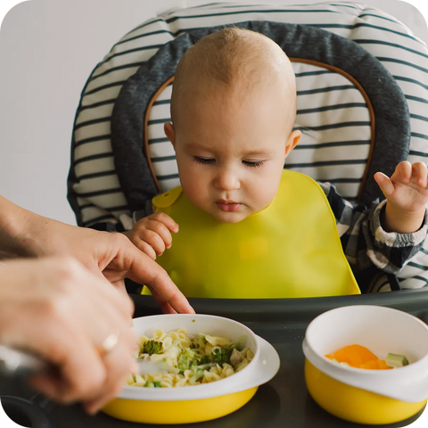 Bebê escolhendo comida, bebê seletivo com alimento, recusa alimentar