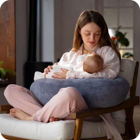 Porque o sono é importante para os bebês? Mãe segurando bebê dormindo