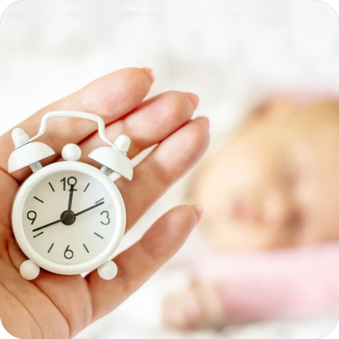 Quantas horas o bebê deve dormir? Mãe vendo o relógio enquanto o bebê dorme