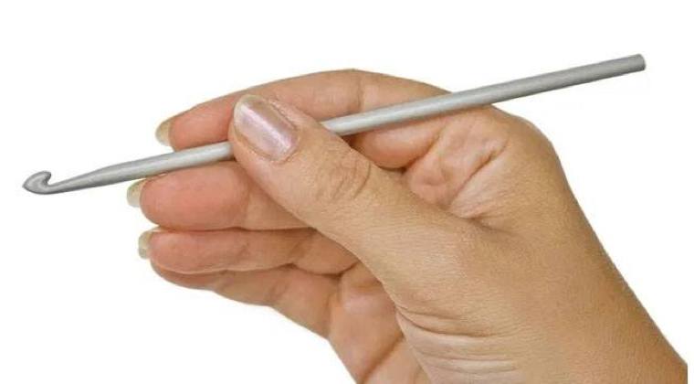 How to Hold a Crochet Hook Right- and Left-Handed