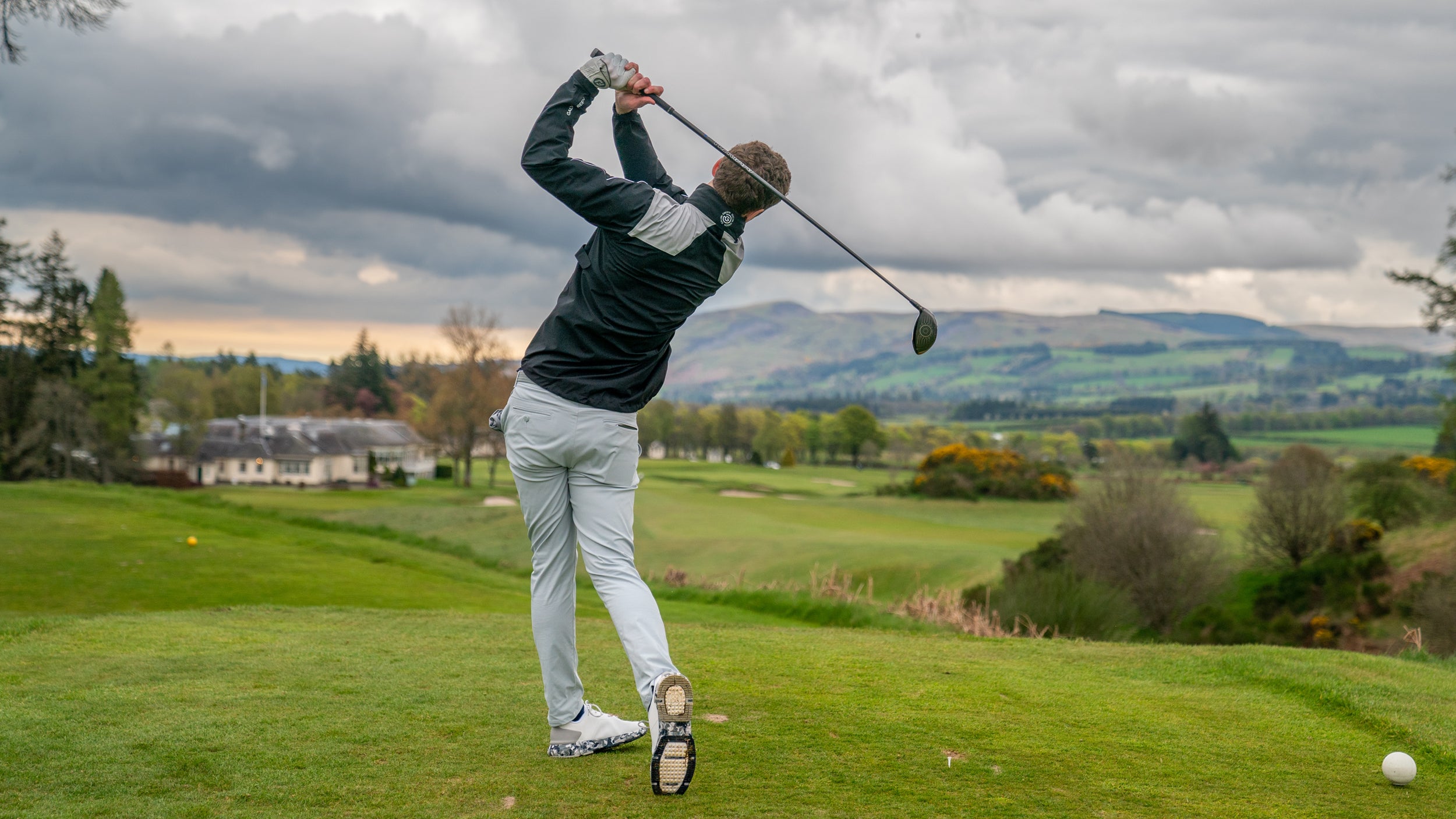 Write a blog about the The Basics of a Proper Golf Swing: Tips for Beginners