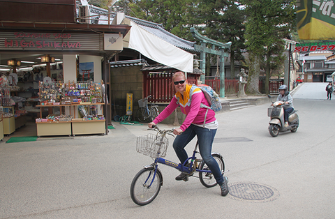 Marian op de fiets in Japan