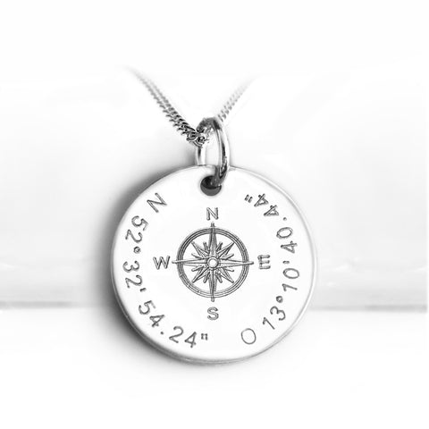 Kette mit Anhänger aus 925 Silber mit Gravur eines Kompasses und Koordinaten