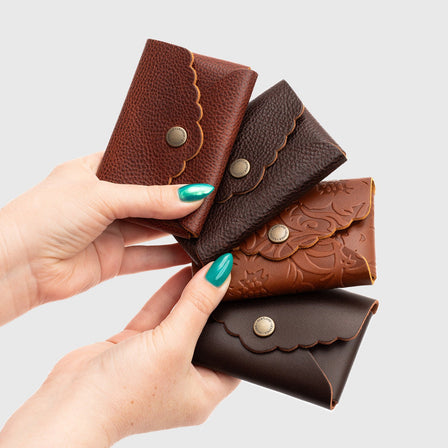 Meadow | Leather card wallet with scalloped edge 