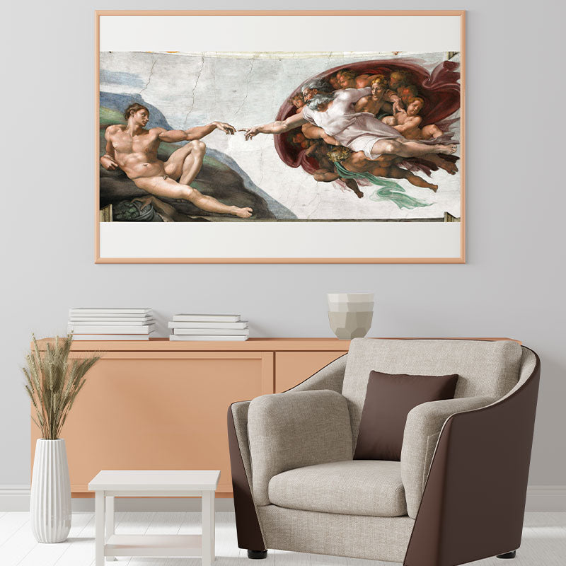 Quadro Decorativo A Criação de Adão emoldurado e pendurado na parede de uma sala moderna.