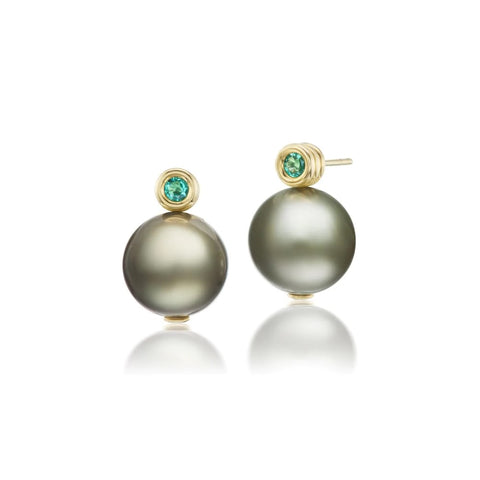 Mini grotto round cut emerald stud earring in three-tier yellow gold setting with black Tahitian pearls.