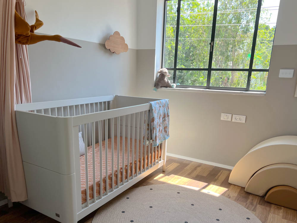חדר לתינוק בעיצוב נייטראלי