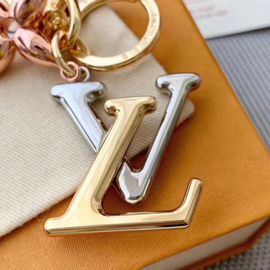 Louis Vuitton Pulseira Moda Feminina - Envio Nacional imediato 🇧🇷  Delicado Bangle Hollow LV Monogram Letter Logo Titanium Steel Bracelete