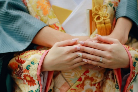 金色の色打掛11選！高級感と華やかさで結婚式を豪華に彩ろう – THE