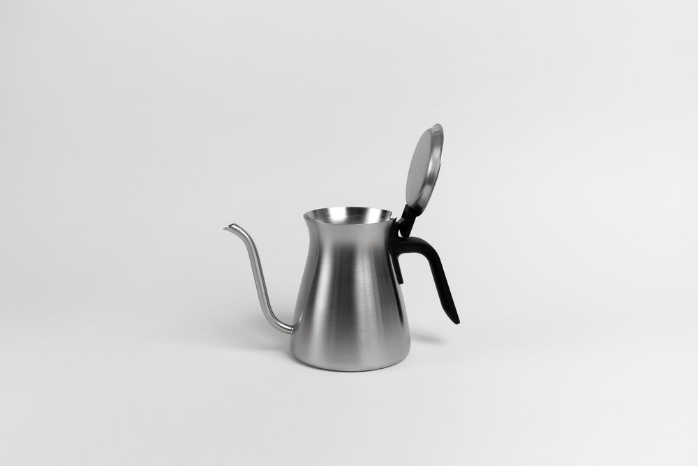 https://cdn.shopify.com/s/files/1/0714/0402/8215/products/Product-Kinto-pour-over-kettle-900ml2_1000x1000.jpg?v=1675996810