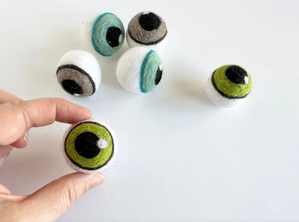 Wool fely eye ball cat toy