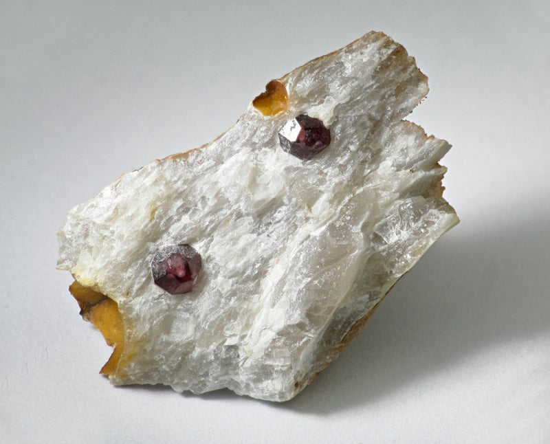 ペルピニャン近郊で採取されたアルマンディンガーネットの結晶