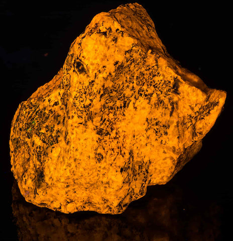 fluorescent sodalite mineral