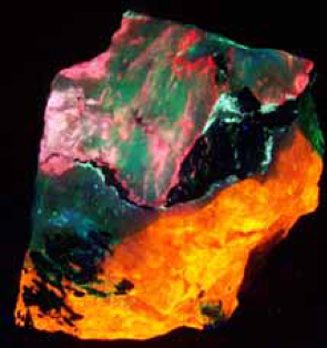 fluorescent sodalite, tugtupite from greenland