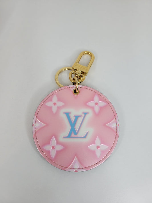 Louis Vuitton LV Facettes Bag Charm & Key Holder - Gold Keychains,  Accessories - LOU755085