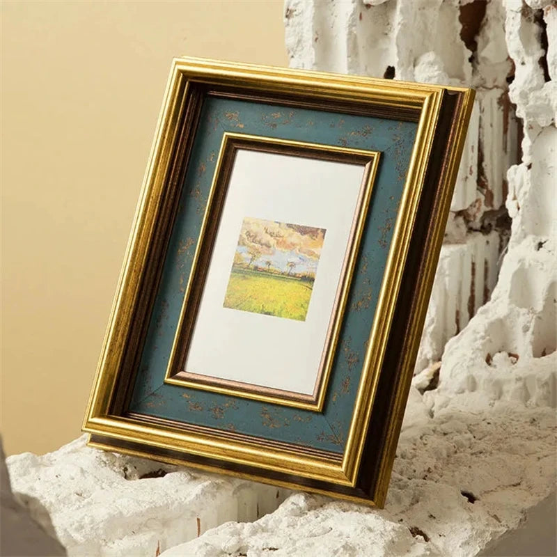Charming Gold Border Photo Frame for Christmas Decor - Image 5