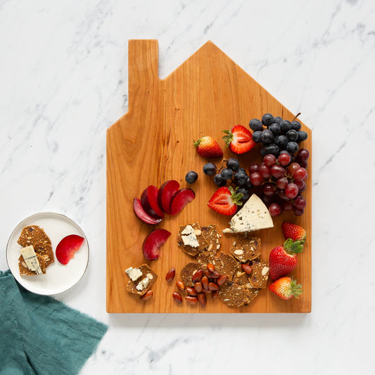 https://cdn.shopify.com/s/files/1/0715/1563/6024/files/JK-ADAMS-NOV-HOUSE-2-LIFESTYLE-CHEESE-CRACKERS-AND-FRUIT-ON-HOUSE-SHAPED-BOARD.jpg?v=1690474617&width=533