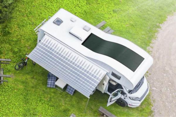 Flexibles CIGS-Solarpanel an einem Wohnmobil, das ästhetisch ansprechend aussieht