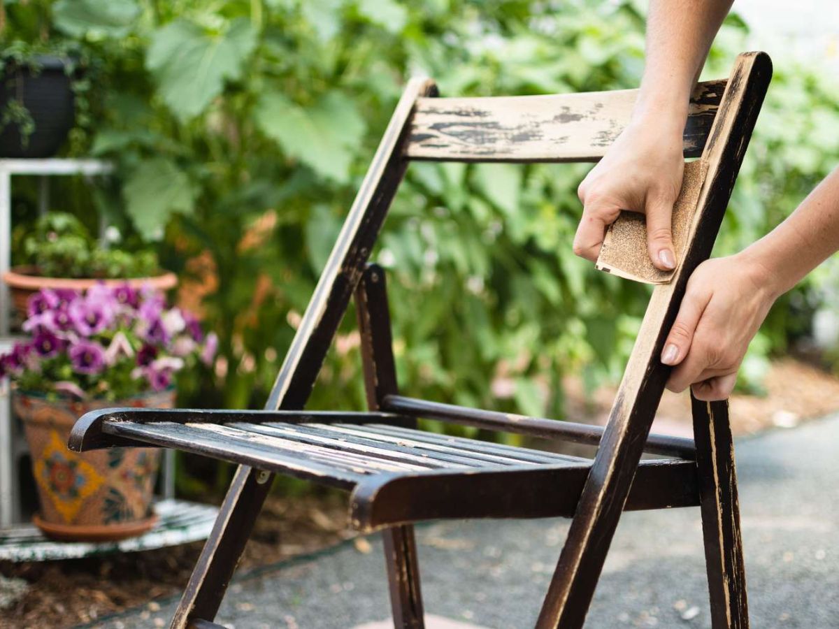 Sand the rattan furniture with sandpaper