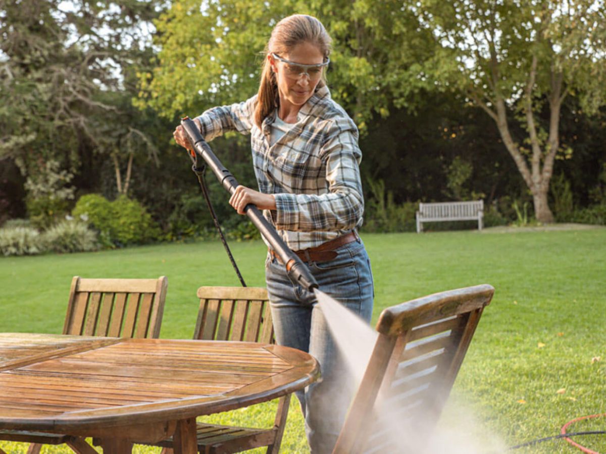 Rinse away the suds from the furniture with clean water using a cloth or garden hose