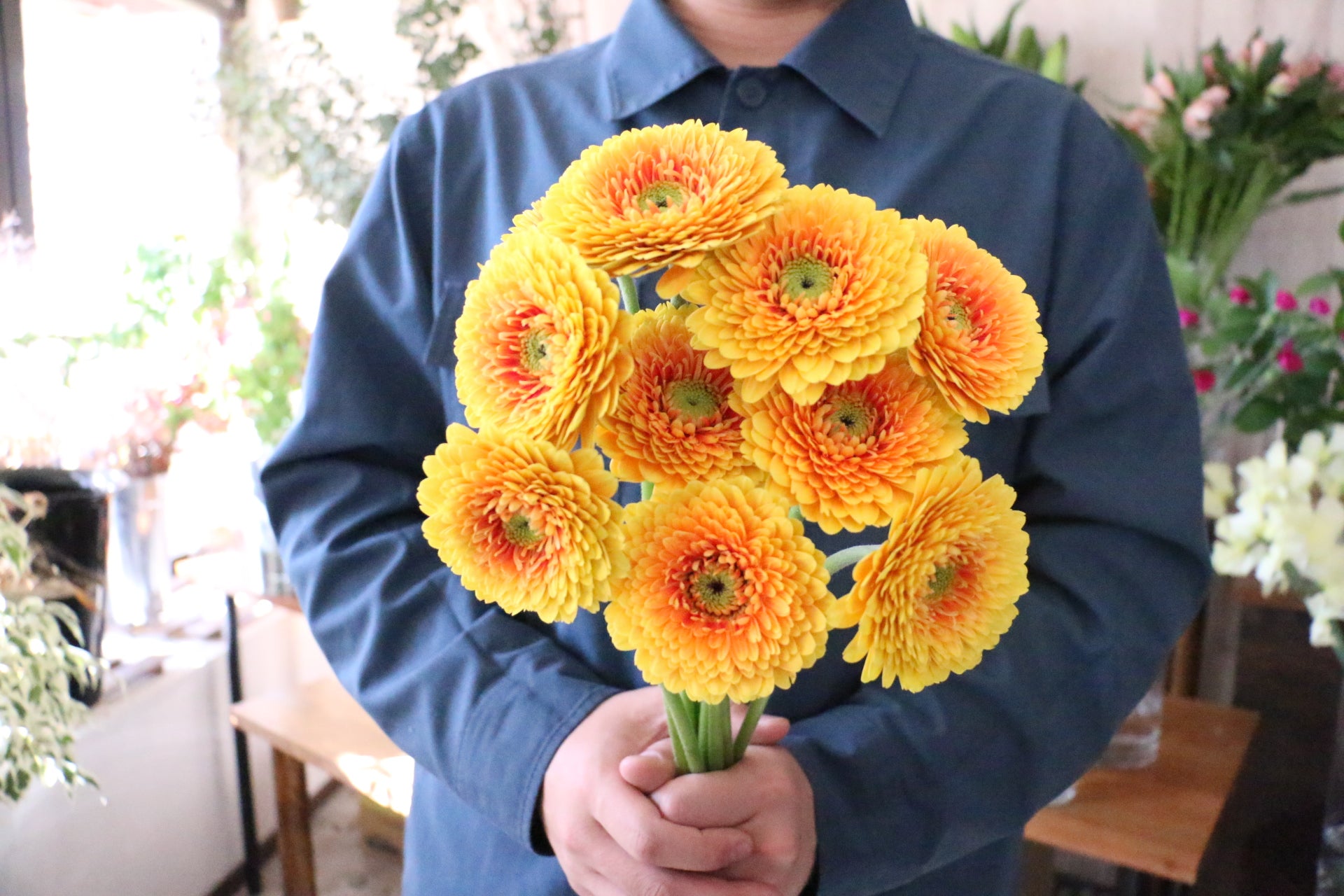 オレンジ色ガーベラの花束