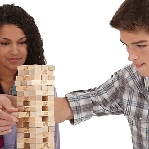 O Jenga Dos Jogos Dos Amigos Em Casa, a Torre Caiu Imagem de Stock