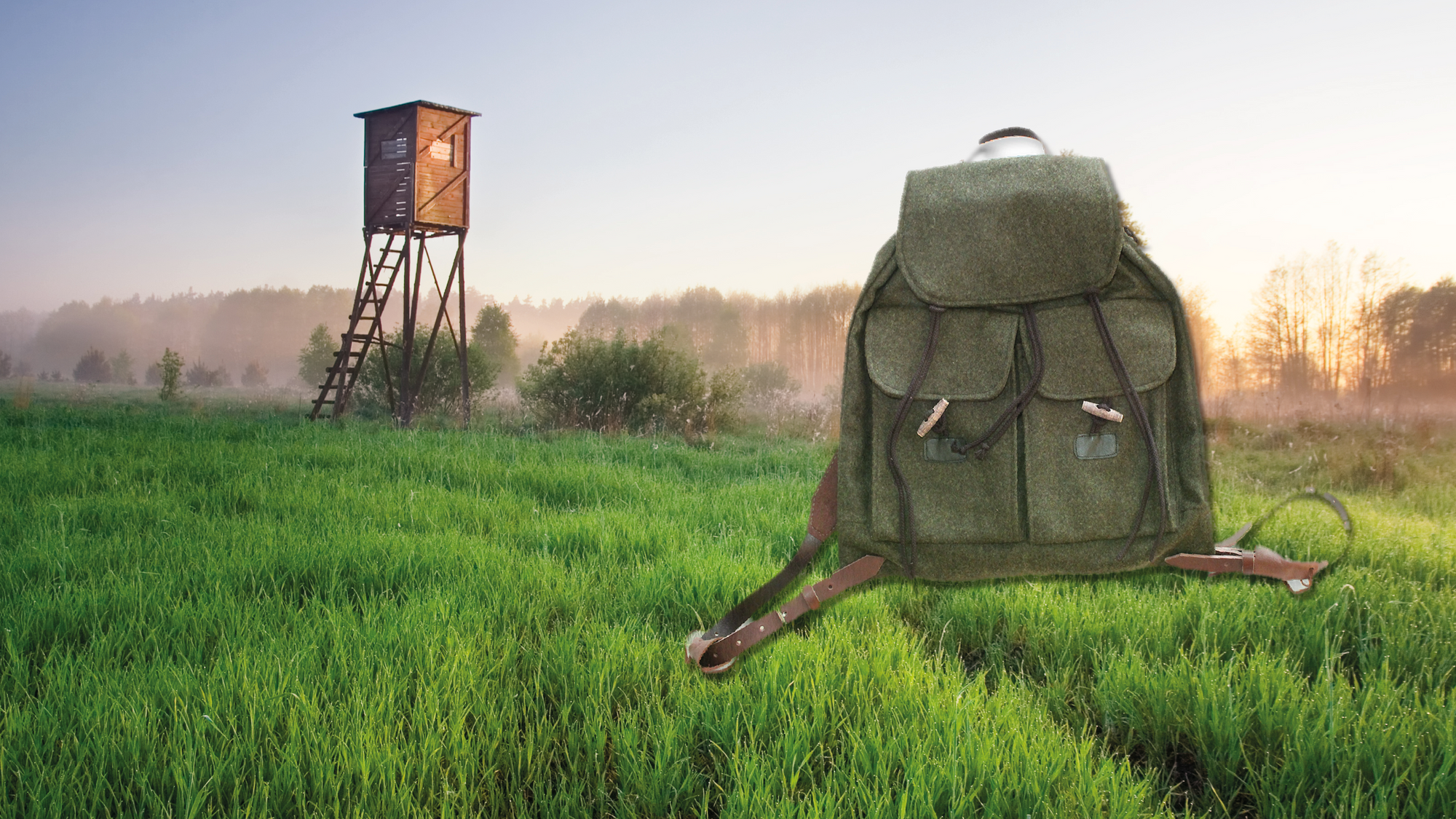 Grüner Lodenrucksack Outdoor-Ausrüstung und für die Jagd, Hochsitz im Hintergrund