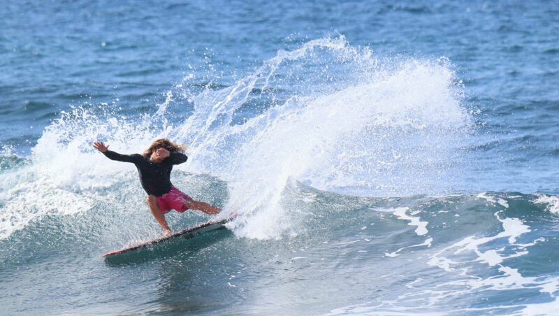 Mosteiro Surfing a wave