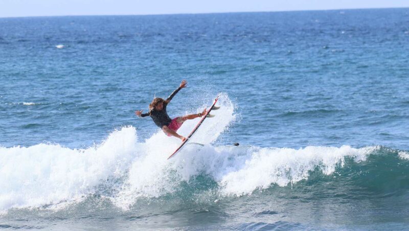 Mosteiro Surfing a wave