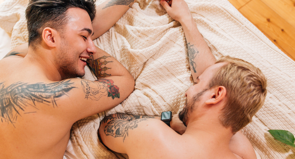 pfm blog tout sur le soin des fesses deux hommes au lit