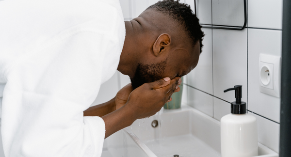 PFM blog routine de soins du visage pour les hommes à la peau normale à sèche homme se lavant le visage
