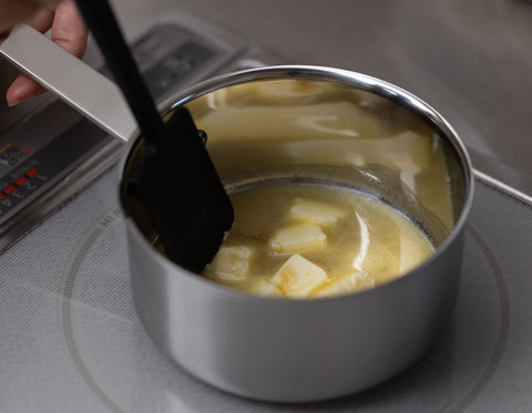 バターとメープルシロップを鍋に入れ、弱めの中火で溶かす