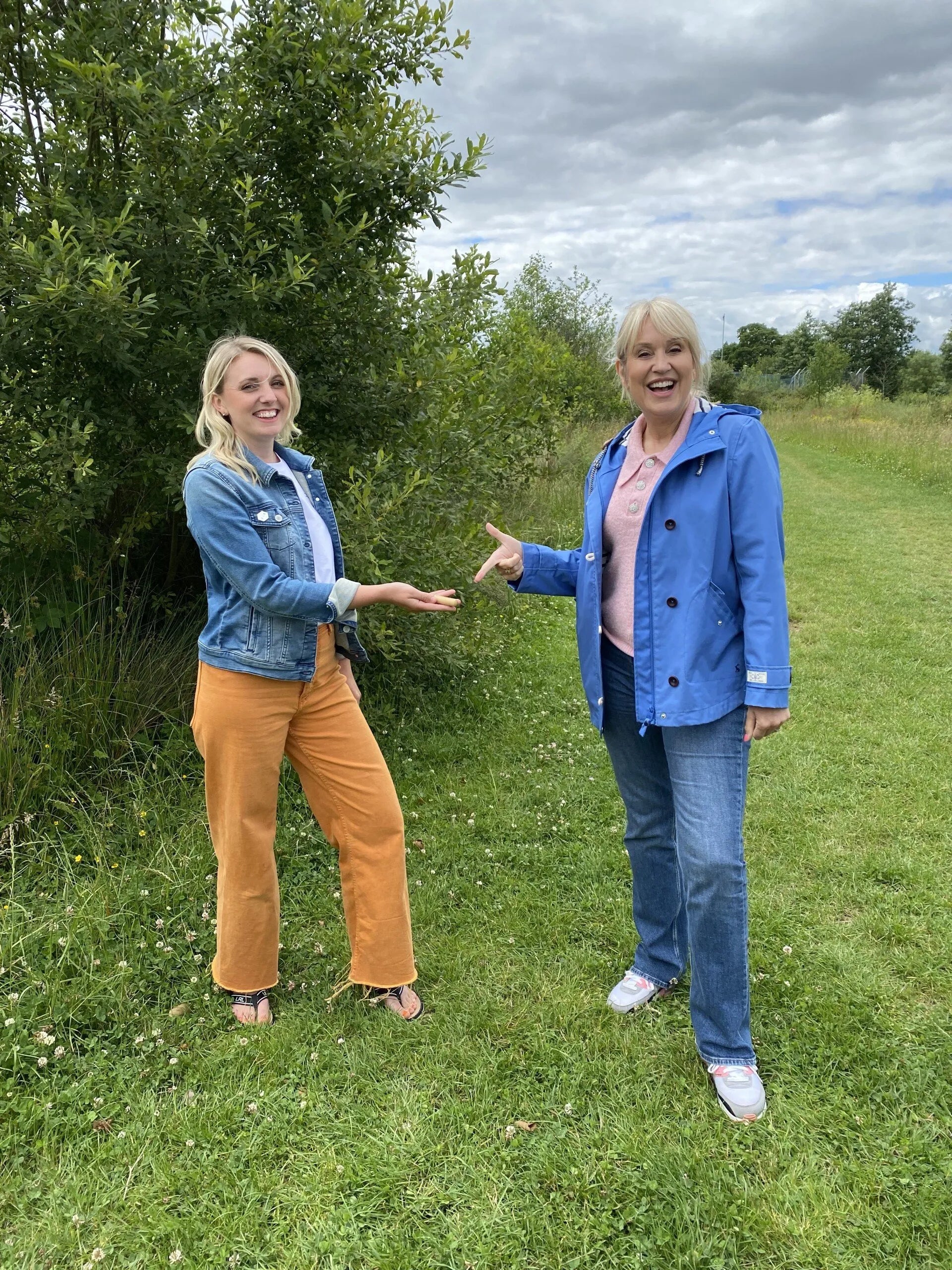 Co-founder Faye presenting fellow nature-lover Nicki Chapman with her very own personalised Bamboo Bee Revival Kit.