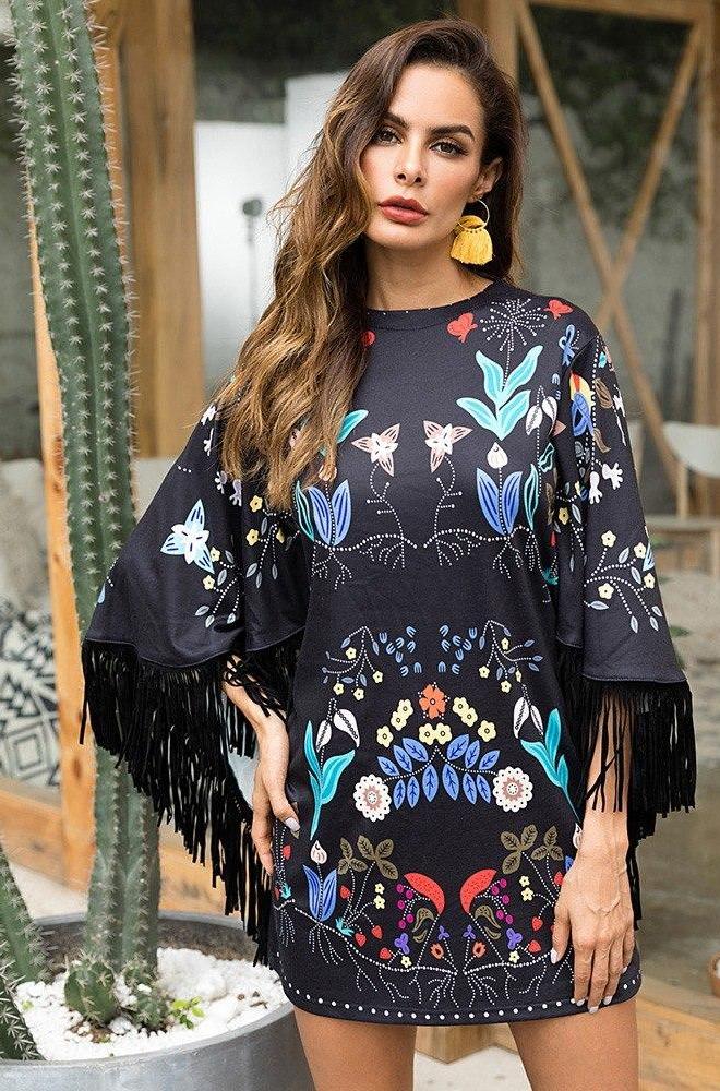 Vestido boho chic negro estampado con flecos -