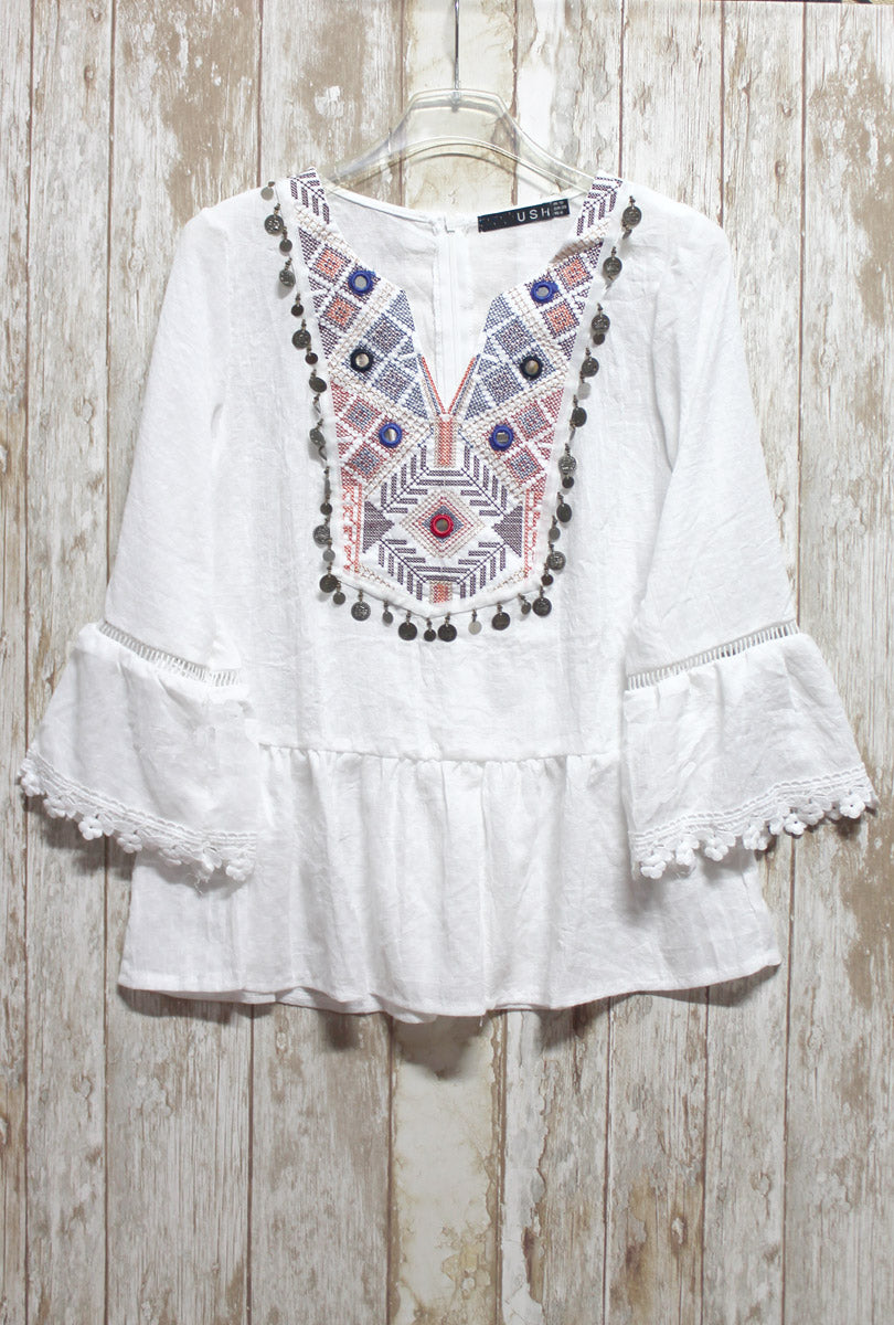 Blusa blanca con pechera bordada y monedas Valentina Del