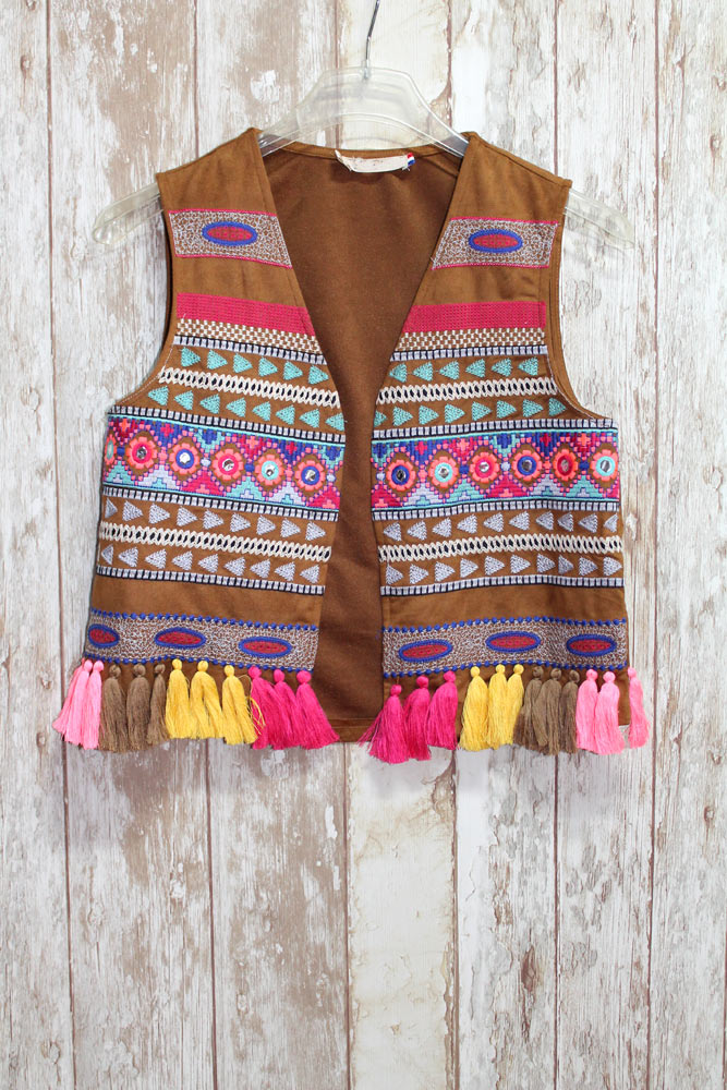 Chaleco boho camel con bordados y flecos - Valentina Del Sur