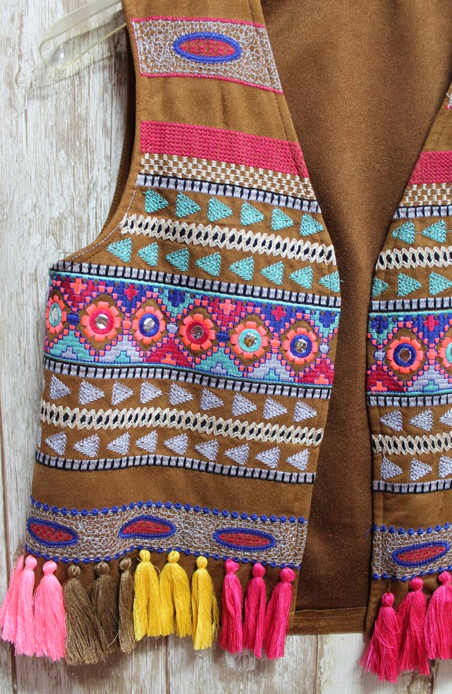 Chaleco boho con bordados y flecos - Valentina Del