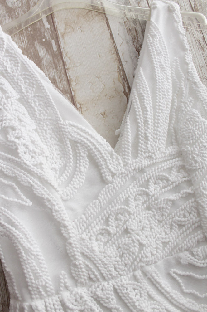 Vestido blanco corto de vuelo de tul y relieves - Valentina Sur
