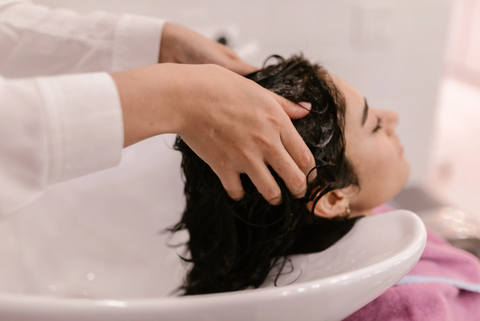 lavage des cheveux au shampoing