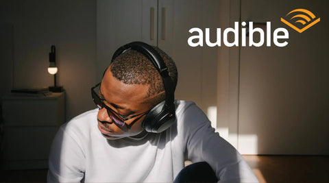 Man die luistert naar een inspirerend audiobook van Audible