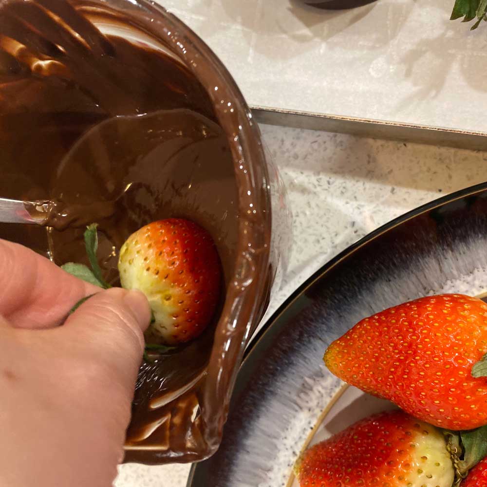 How to make chocolate stick to strawberries