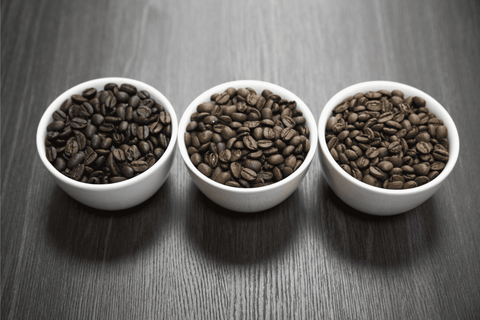 Granos de café a través del proceso de descafeinado.